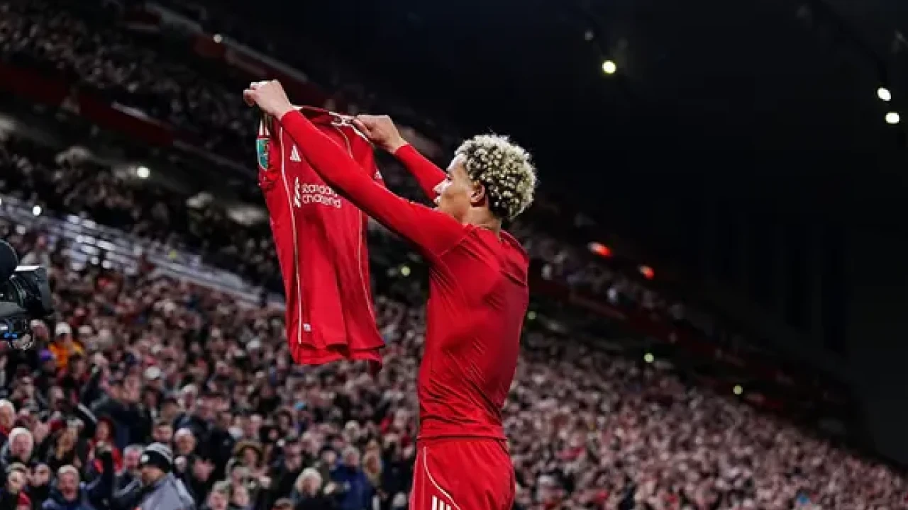 Selebrasi Buka Baju Hugo Ekitike Berujung Kartu Merah Liverpool Siapkan Denda Fantastis