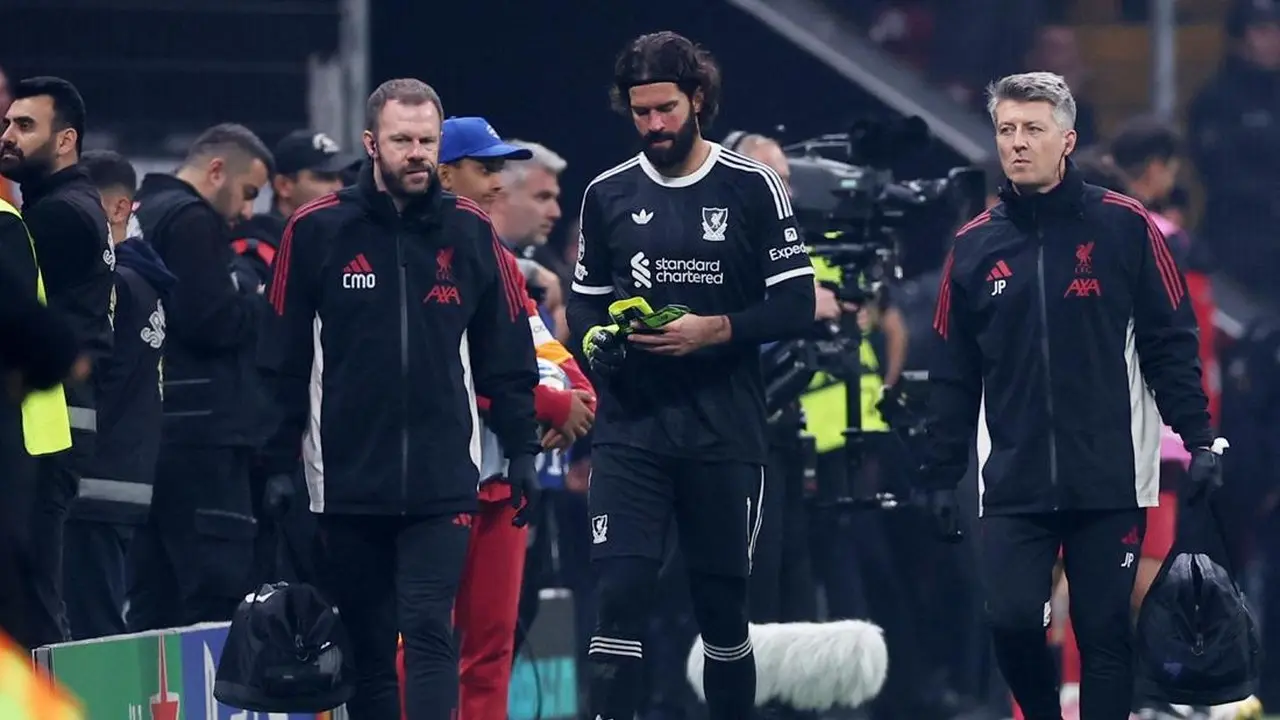 Arne Slot Tak Bisa Pastikan Kapan Alisson Comeback
