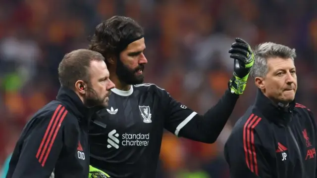 Alisson Becker Dipastikan Menepi Hingga November Akibat Cedera Hamstring