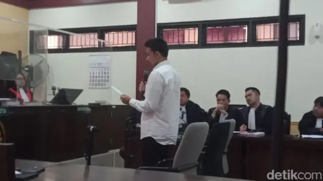 Jonathan Frizzy Menangis Bacakan Pledoi Kasus Vape Mengandung Obat Keras