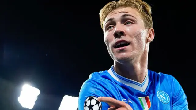 Makna Selebrasi Rasmus Hojlund Tunjuk Badge Liga Champions Usai Cetak Gol