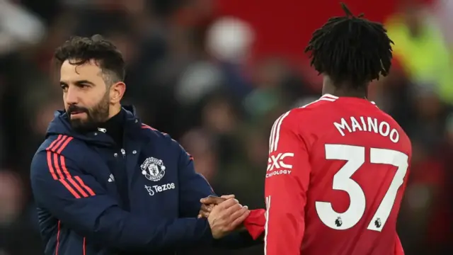 Penilaian Tajam Roy Keane Mainoo Belum Layak Jadi Starter Manchester United