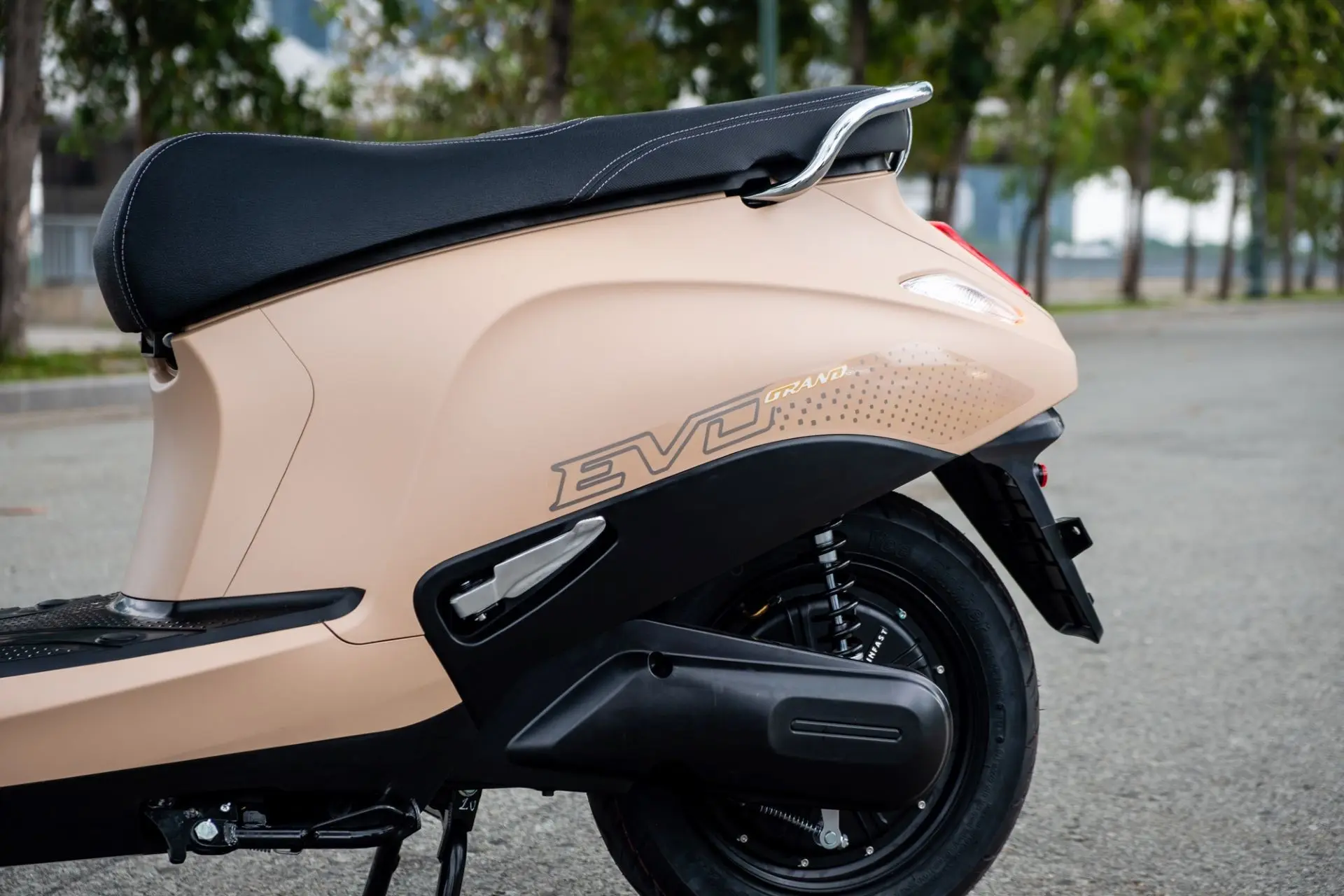 Kaki Kaki Vinfast Evo Grand