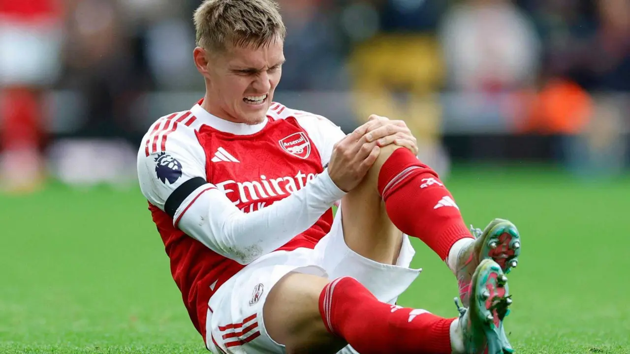 Cedera Lutut Serius, Martin Odegaard Dipastikan Absen Bela Arsenal dalam Waktu Lama