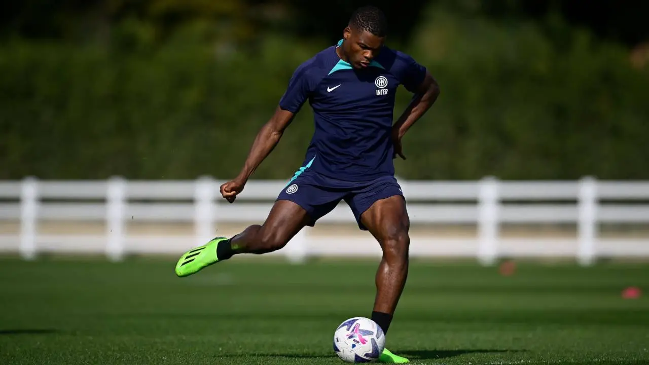 Akibat Cedera Pergelangan Kaki, Denzel Dumfries Dipastikan Absen Lama Bela Inter Milan