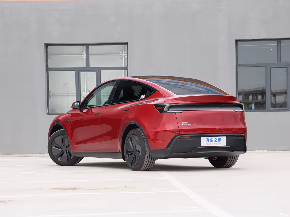 Eksterior Tesla Model Y Long Range Rwd