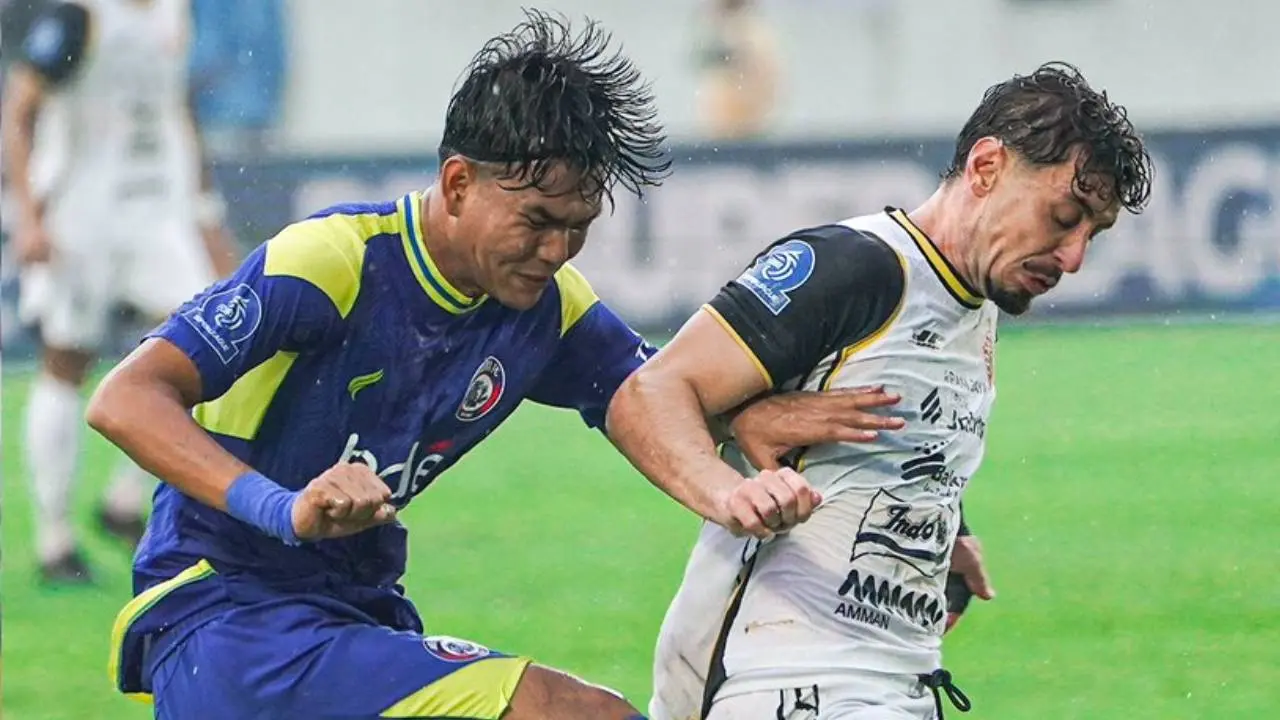 Minim Adu Taktik, Laga Arema vs Persija Justru Diwarnai 'Perang' Pelanggaran dan Hujan Kartu