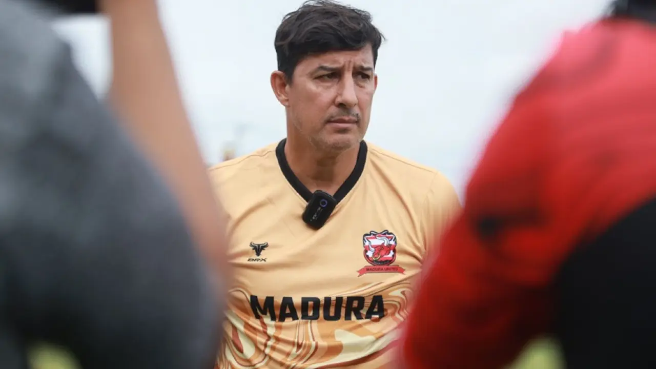 Kabar Buruk Madura United Alfredo Vera Mendadak Tak Dampingi Tim Lawan Psm Ini Alasannya