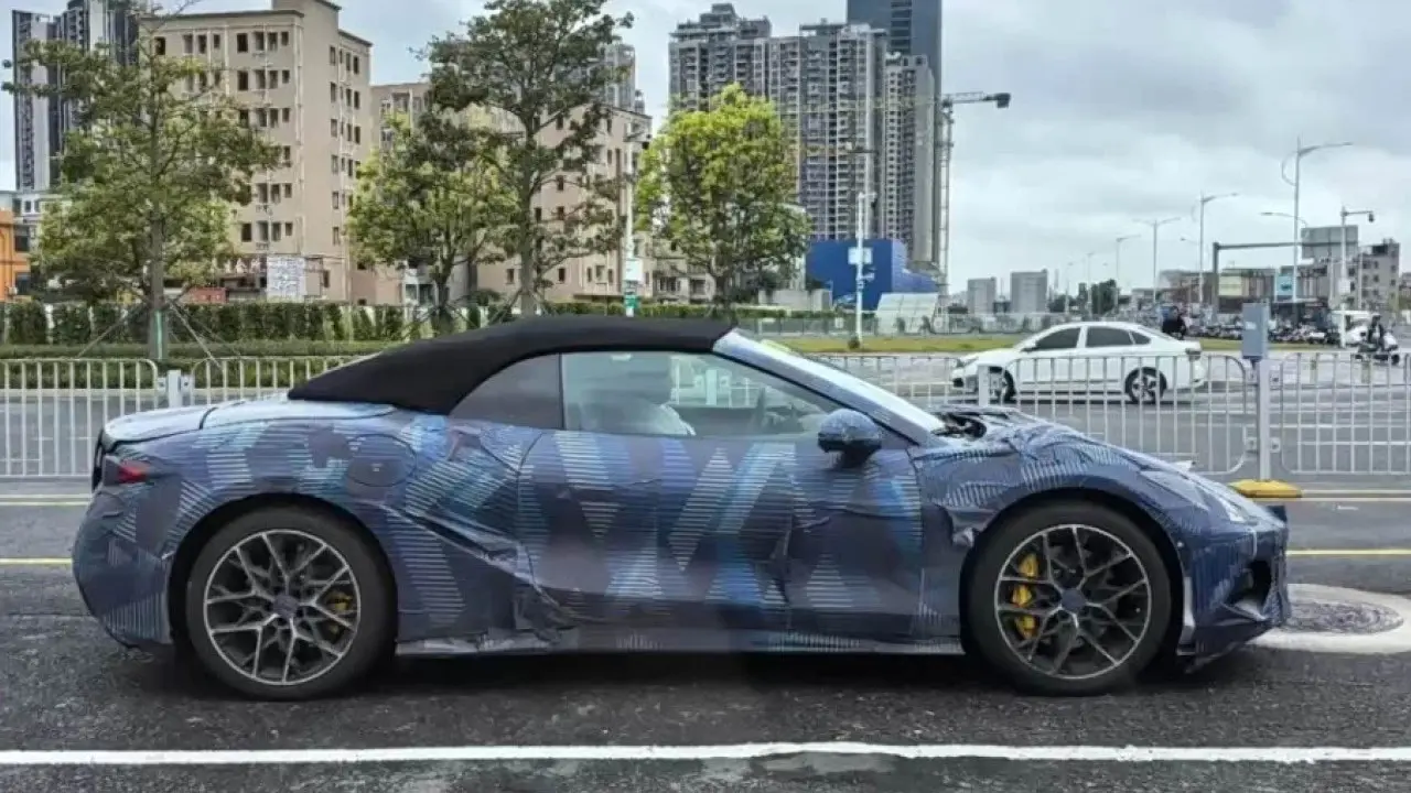 Spy Shot Ungkap Denza Z Convertible Sedang Uji Jalan Mobil Sport Listrik Byd Siap Rilis 2026