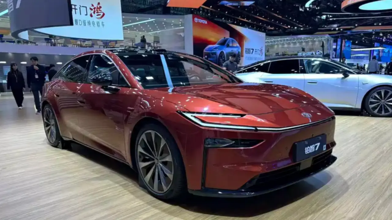 Toyota Bz7 Ev Diperkenalkan Di Guangzhou Auto Show Usung Motor Huawei Dan Kokpit Harmonyos Siap Tantang Sedan Listrik Premium 2025
