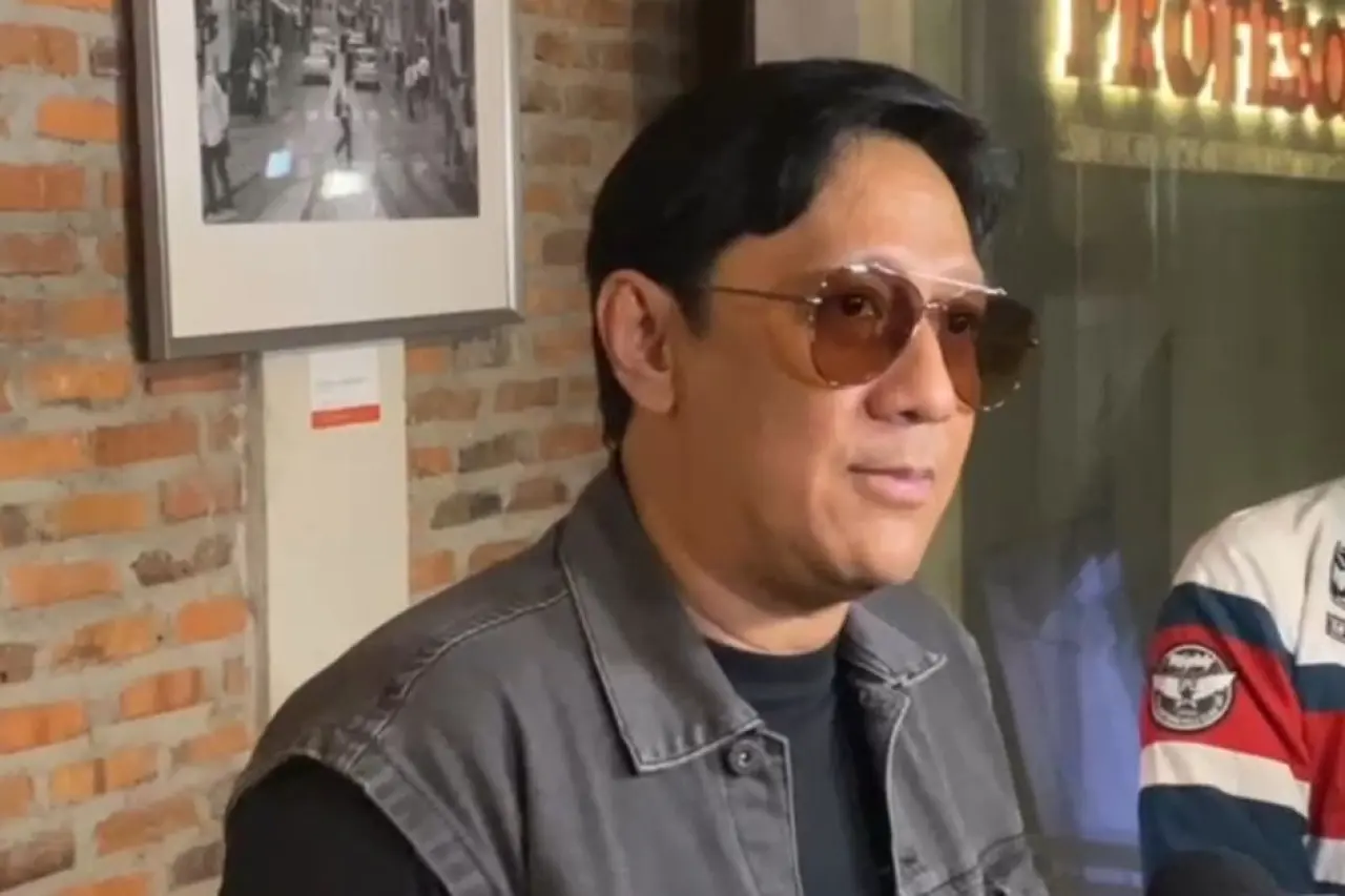 Andre Taulany saat ditemui di kawasan Bintaro, Tangerang Selatan, Minggu (7/12/2025). Andre memilih untuk tidak terjun langsung ke lokasi bencana banjir Sumatera.