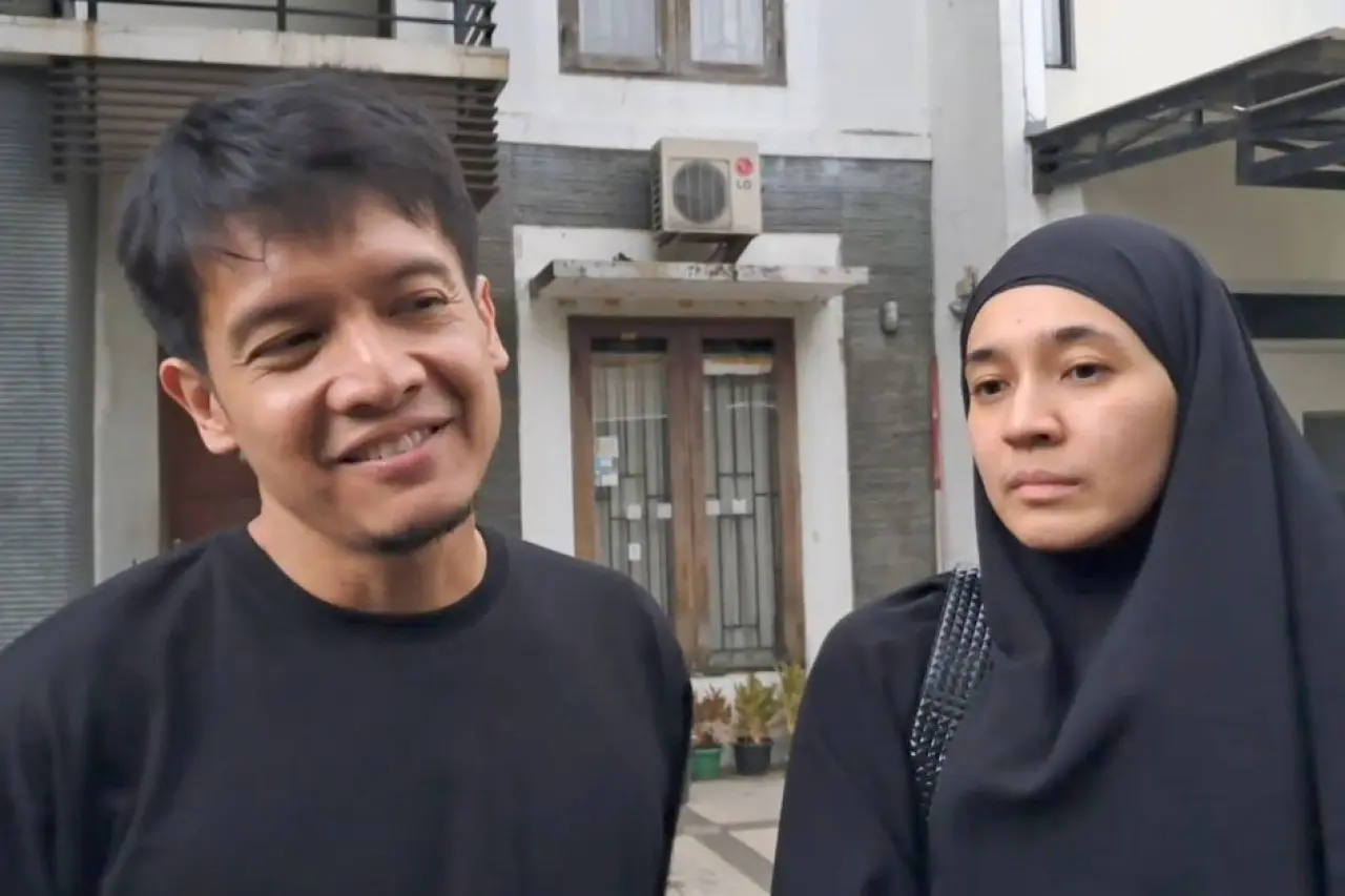 Dimas Seto dan Dhini Aminarti saat ditemui di kawasan Ciputat, Tangerang, Senin (1/12/2025). 