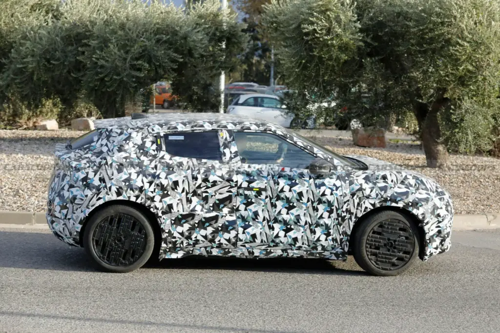 Nissan Juke EV Tertangkap Kamera Uji Jalan, SUV Listrik Usung Baterai 52 kWh dengan Jarak Tempuh 436 Km