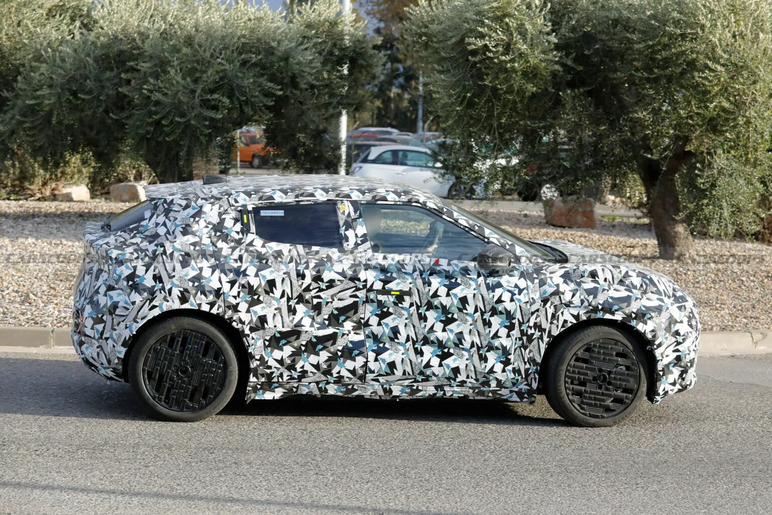 Nissan Juke EV Tertangkap Kamera Uji Jalan, SUV Listrik Usung Baterai 52 kWh dengan Jarak Tempuh 436 Km