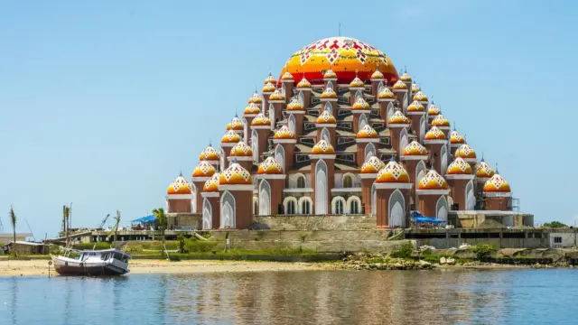 Cuaca Makassar Hari Ini, 24 Desember 2025: BMKG Prediksi Hujan Ringan & Berawan