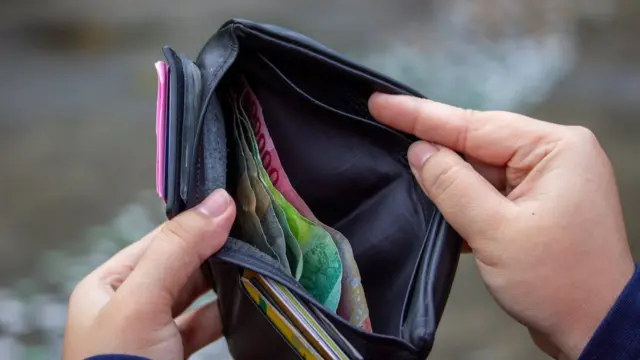 Gubernur Umumkan UMP Jawa Barat Tahun 2026 Naik 0,7 Persen Jadi Rp2,31 Juta