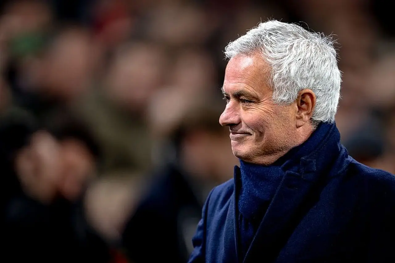 Jose Mourinho Terima Hadiah Tak Terduga dari Scott McTominay, Jersey Napoli Jadi Kenangannya