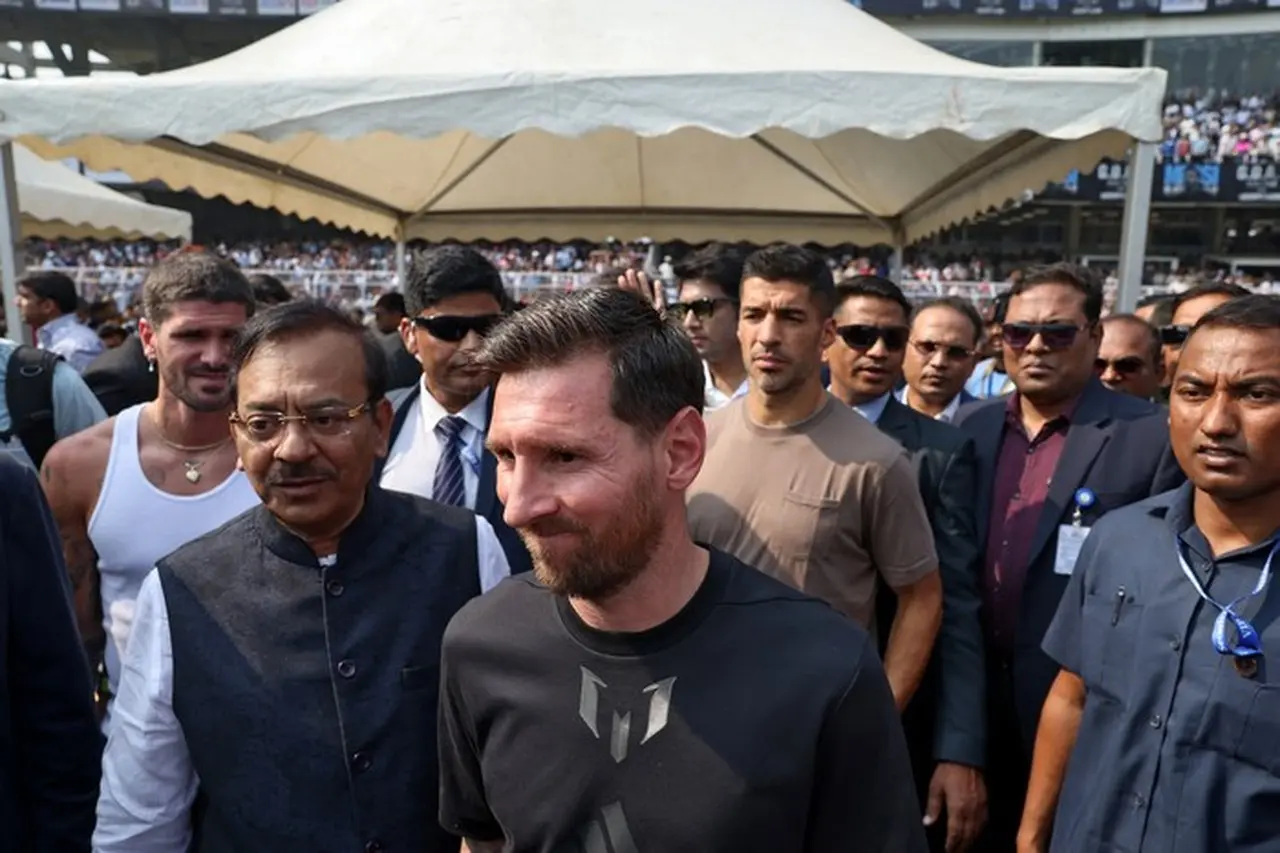 Aksi Unik Lionel Messi di Hyderabad: Dikejar Bola Akibat Umpan Pejabat Lokal