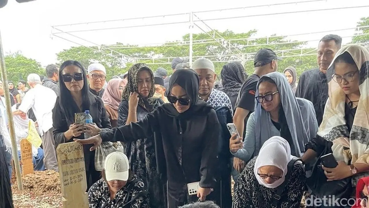 Richa Novisha Akui Energi Habis Pasca Pemakaman Gary Iskak: ‘Berat, Tapi Harus Kuat’