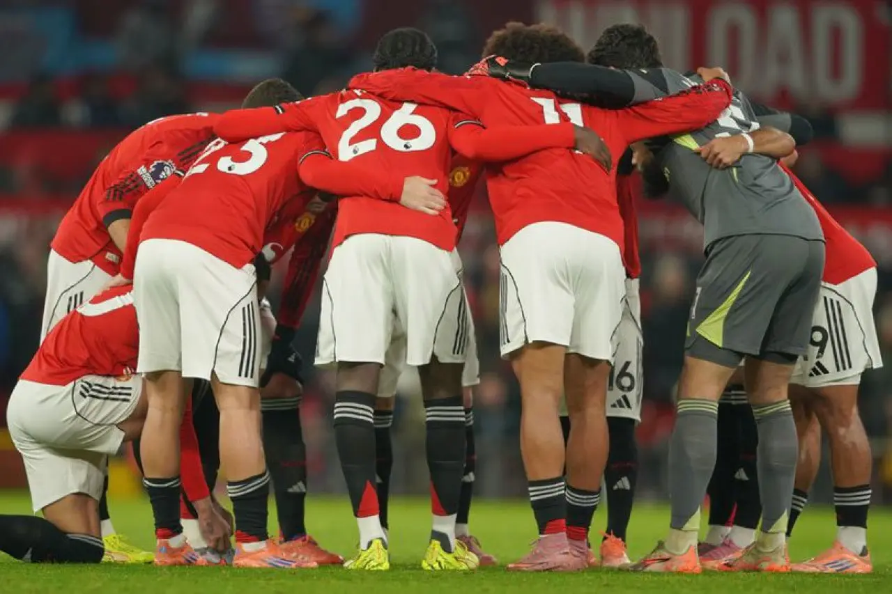 Prediksi Wolves vs Man United: Chris Sutton Jagokan Setan Merah Menang Tipis